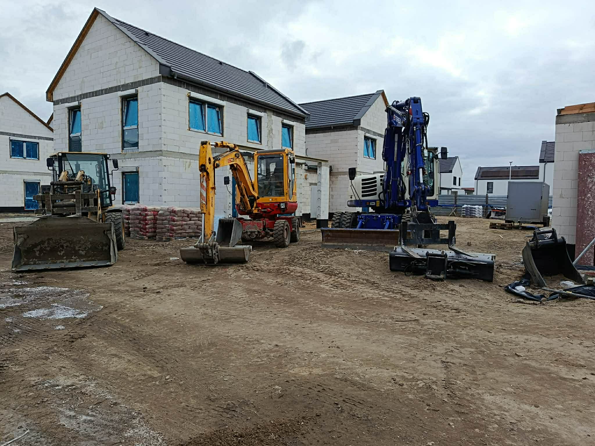 Zestaw maszyn na budowie