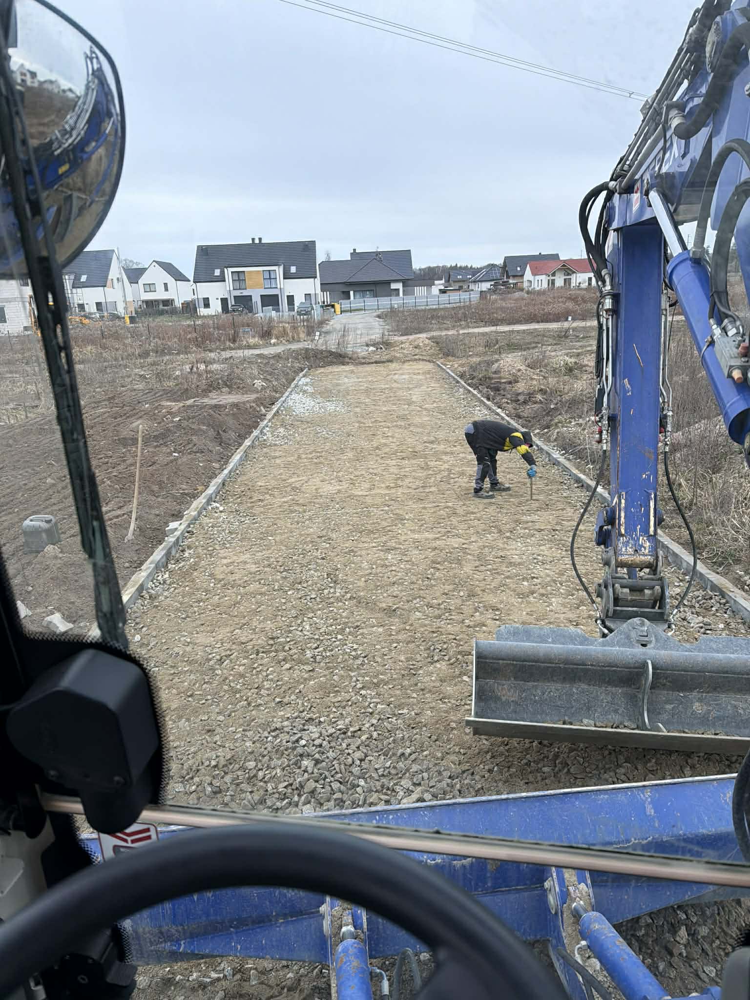 Operator koparki podczas pracy – Długołęka